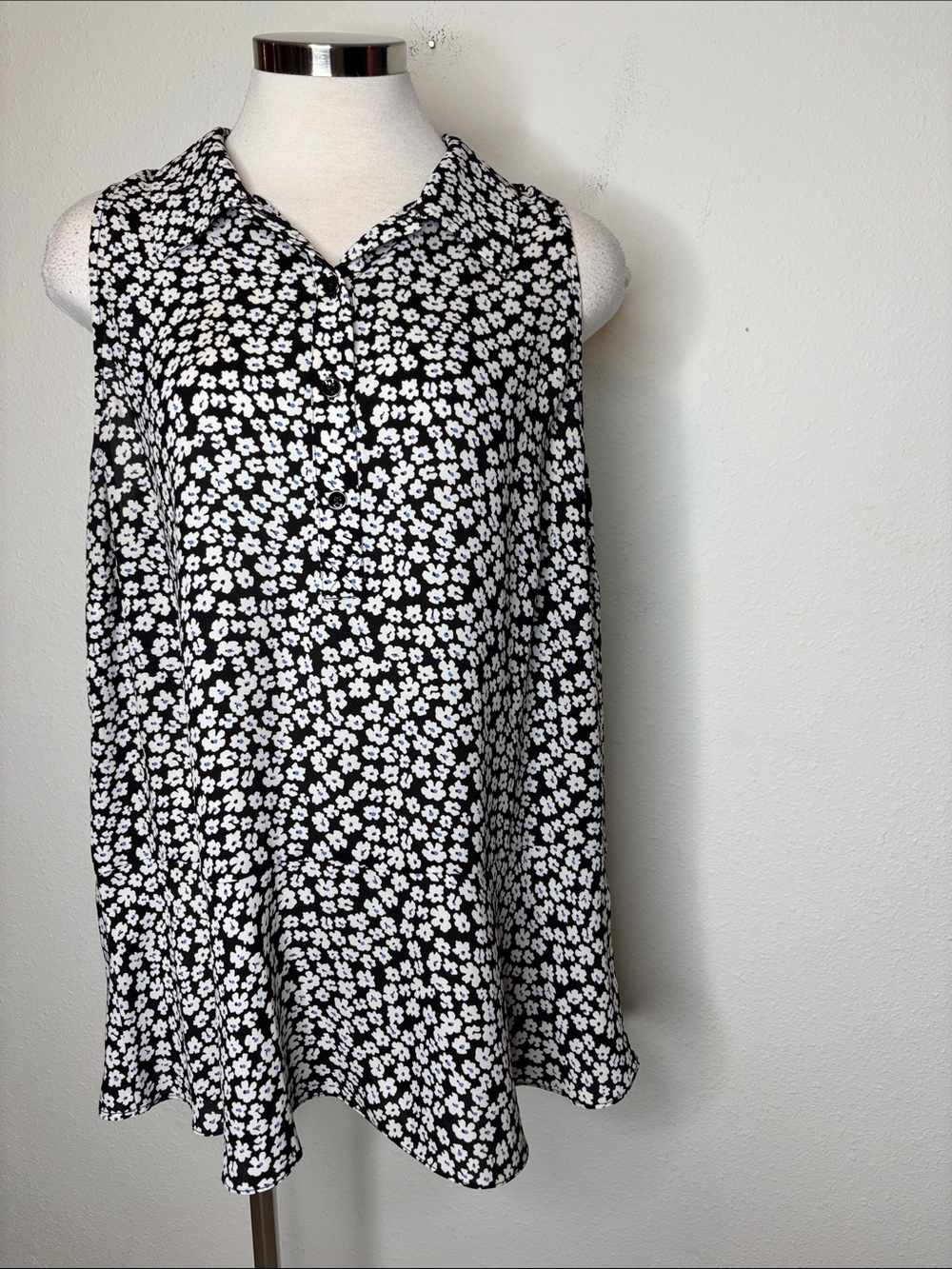 CAbi Black and White Floral Sleeveless Blouse style #5733